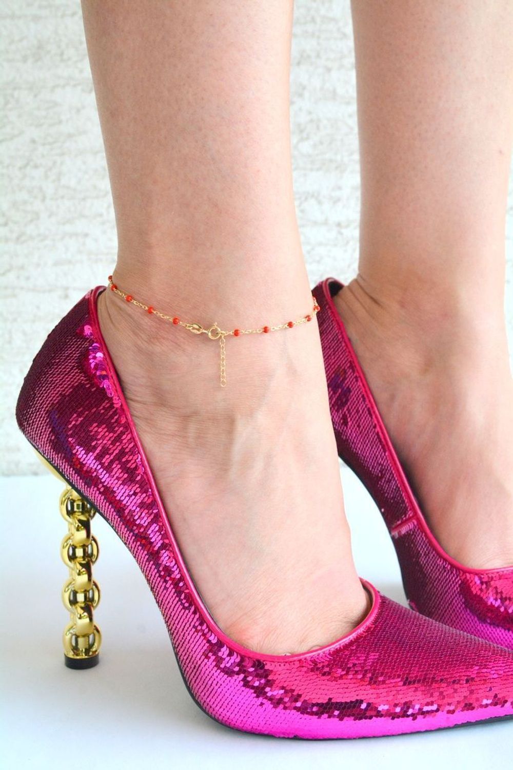 Bransoletka złota damska 585 z czerwonymi kuleczkami BR 6303A. Złota bransoletka 585 damska klasyczna. Bransoletka damska złota na delikatnym łańcuszku ozdobiona czerwonymi kuleczkami.Bransoletka wykonana z najwyższej jakości.jpg